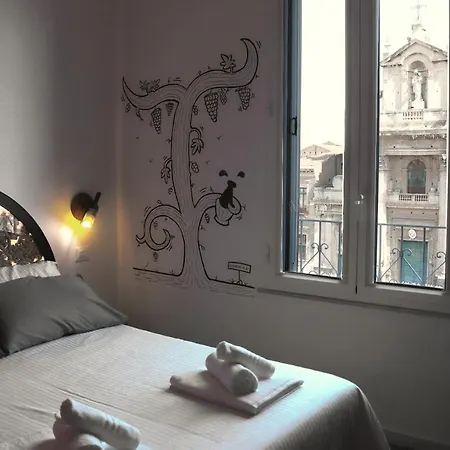 Liotru Maisonne, With En-suite Bathroom And Shared Bathroom Frühstückspension