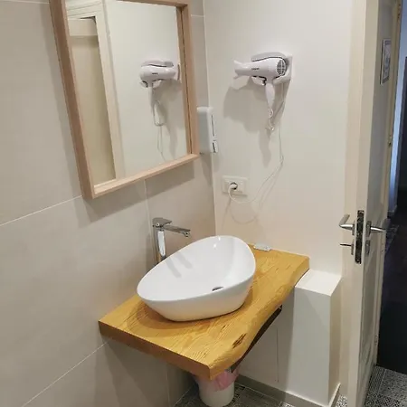 Liotru Maisonne, With En-suite Bathroom And Shared Bathroom Frühstückspension