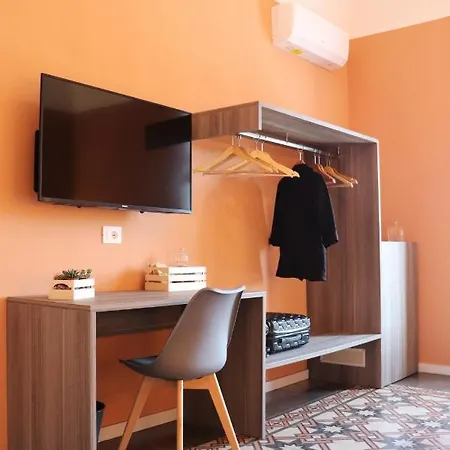 Frühstückspension Liotru Maisonne, With En-suite Bathroom And Shared Bathroom *