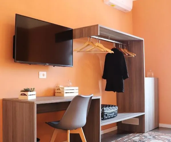 Nocleg ze śniadaniem Liotru Maisonne, With En-suite Bathroom And Shared Bathroom *